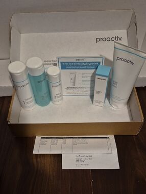 Proactiv Acne Care Set – White and Light Blue
